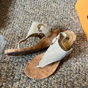 NWT women’s Sandals